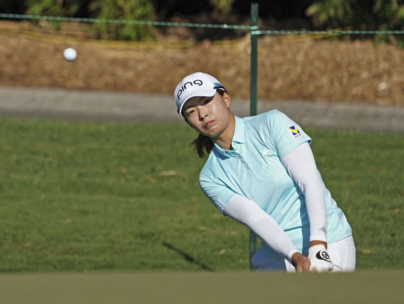 第3ラウンド、2番でショットを放つ渋野日向子。通算5アンダーで17位（共同）