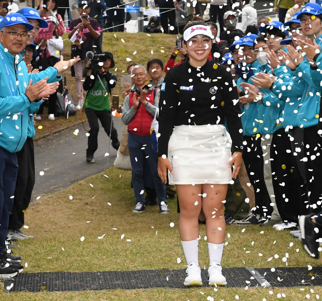 優勝した山下は関係者の祝福を受ける（撮影・前岡正明）