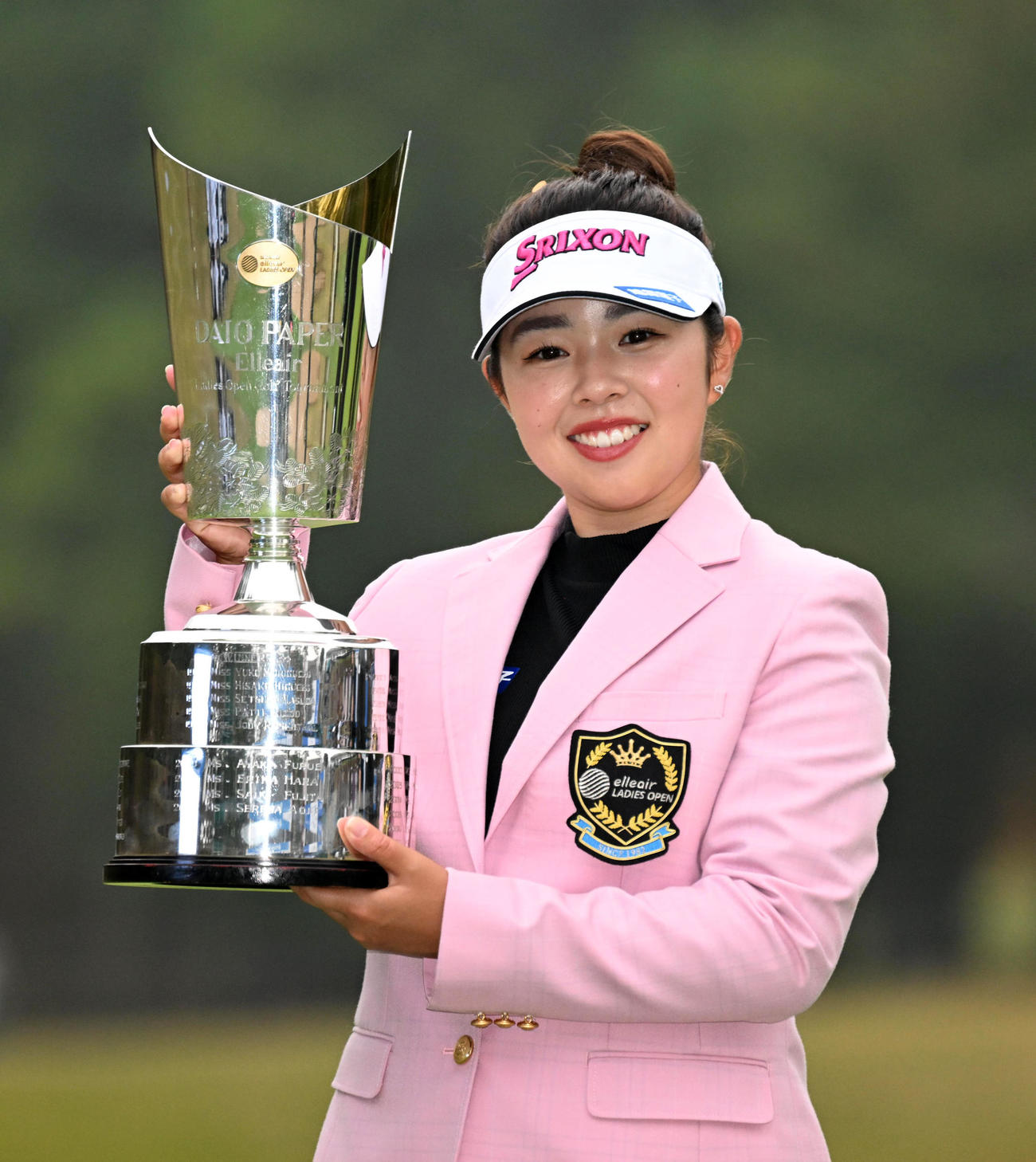 優勝カップを手に笑顔を見せる山下（撮影・前岡正明）