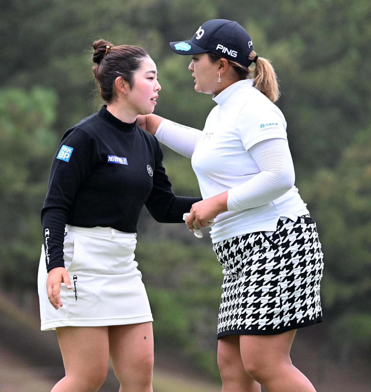 優勝の山下（左）は鈴木とハグ（撮影・前岡正明）
