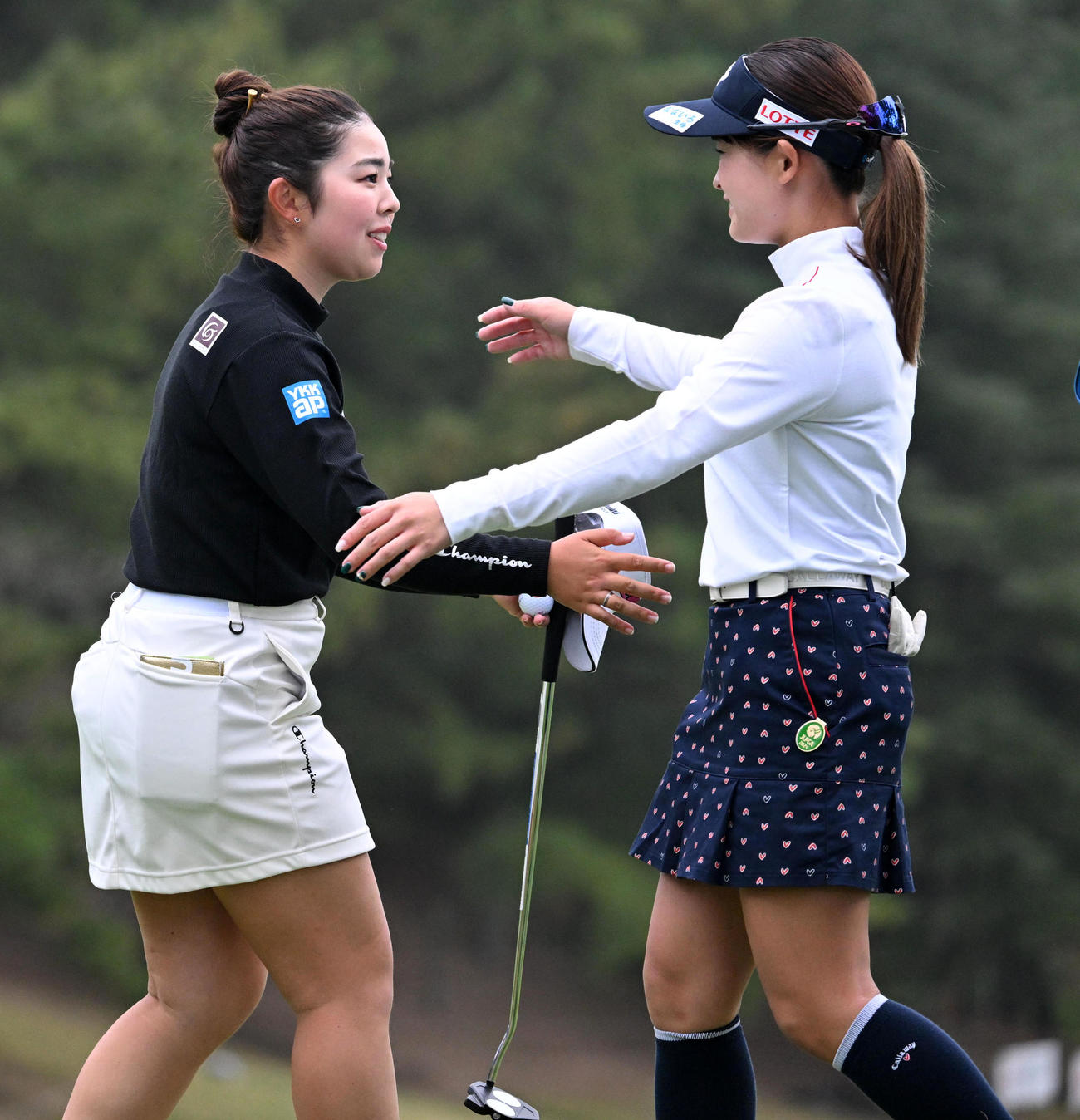 優勝の山下（左）は政田とハグ（撮影・前岡正明）