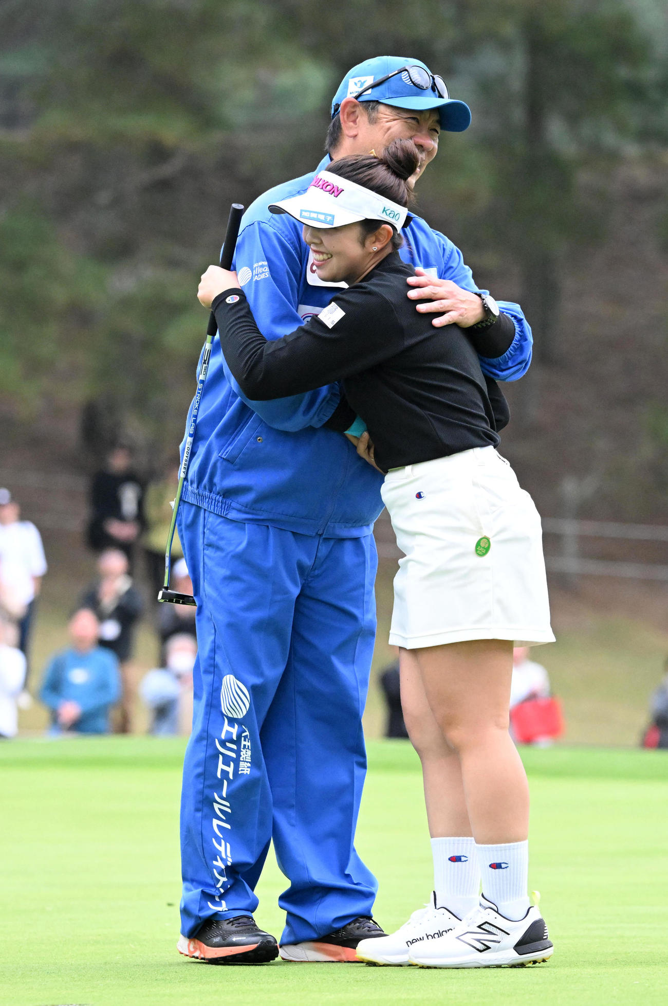 優勝の山下美（右）はキャディと歓喜のハグ（撮影・前岡正明）