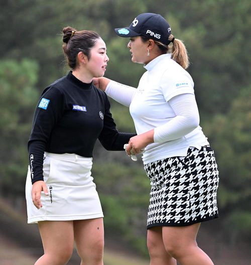 優勝の山下(左)は鈴木とハグ(撮影・前岡正明)