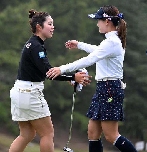 優勝の山下(左)は政田とハグ(撮影・前岡正明)