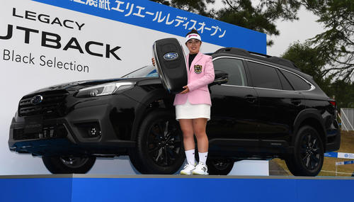 優勝した山下は副賞の車の前で笑顔を見せる(撮影・前岡正明)