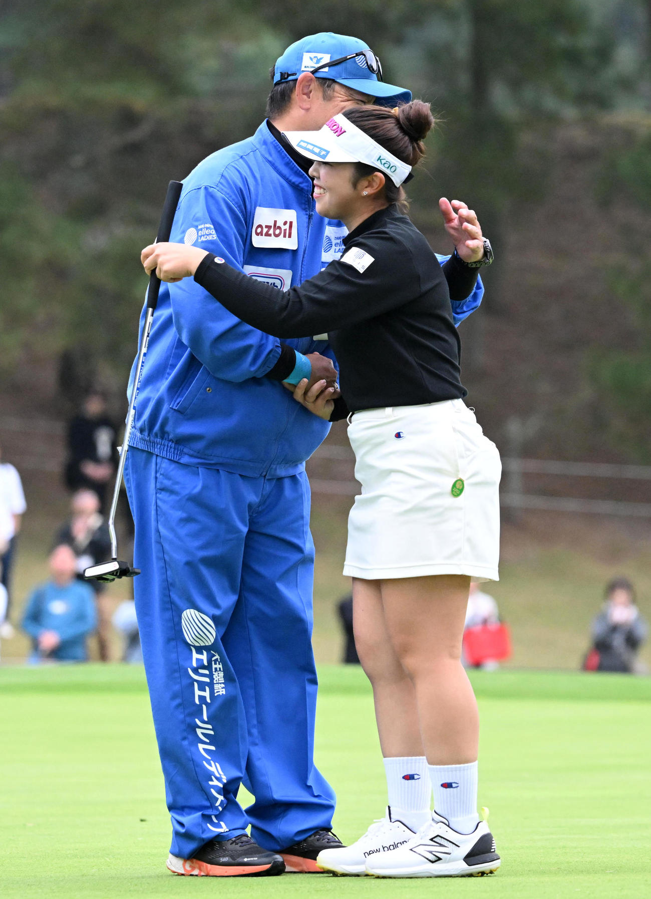 優勝の山下（右）はキャディと歓喜のハグ（撮影・前岡正明）
