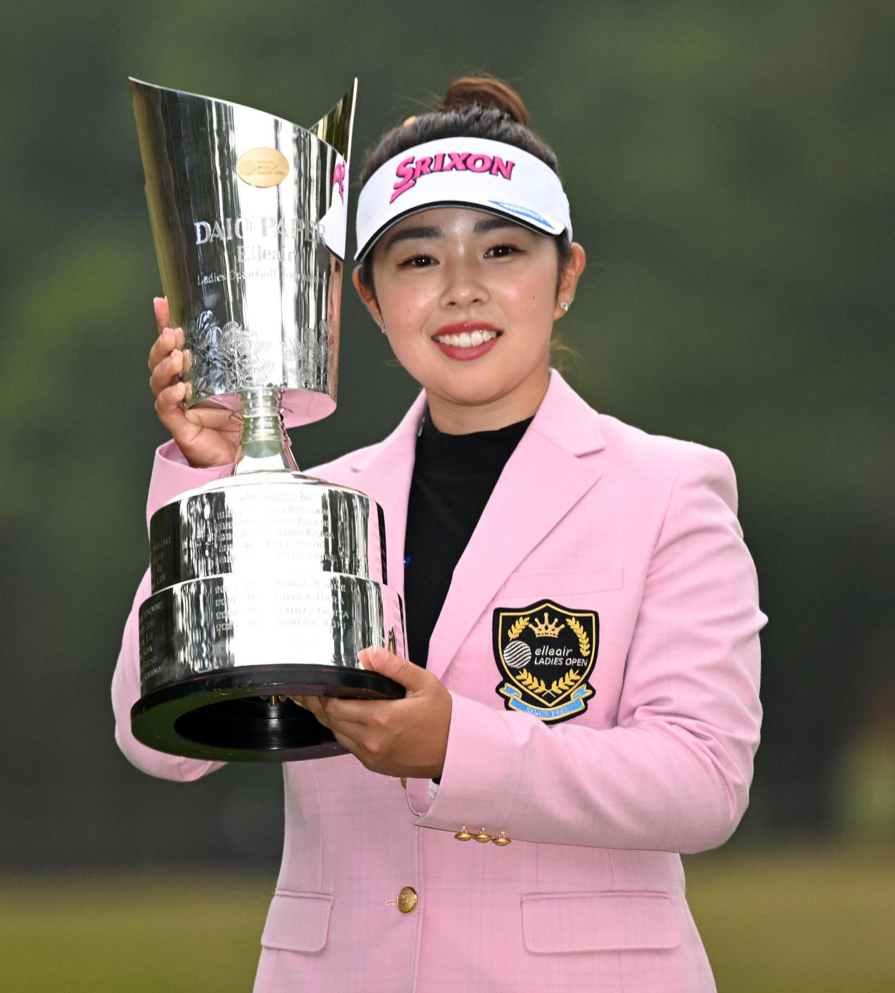 優勝カップを手に笑顔を見せる山下（撮影・前岡正明）