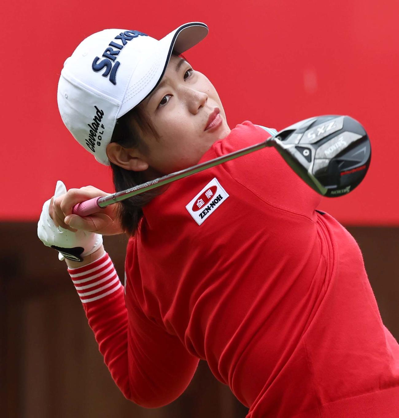 1番、ティーショットを放つ桜井心那（撮影・上田博志）