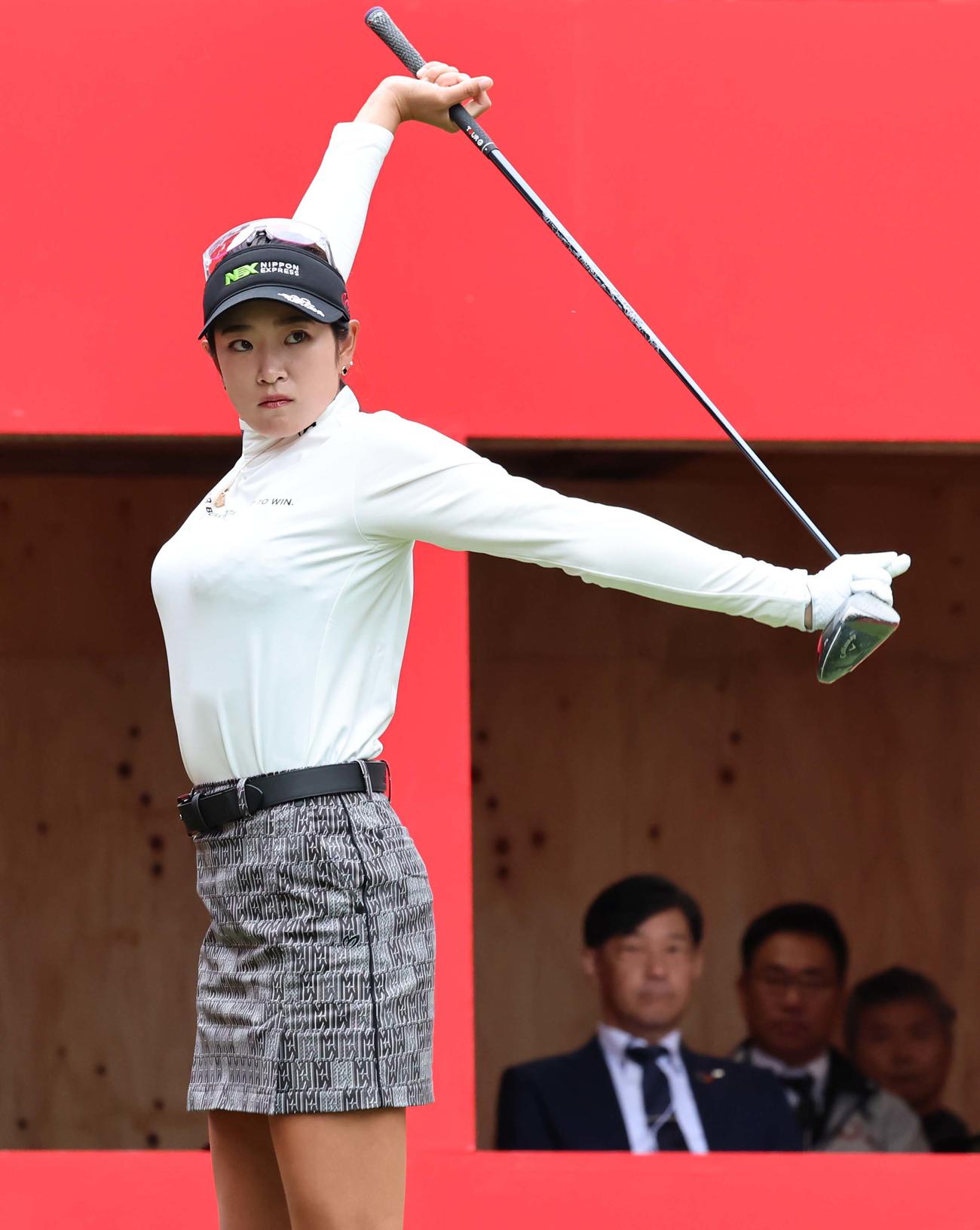 1番、クラブを使ってストレッチをする原英莉花（撮影・上田博志）