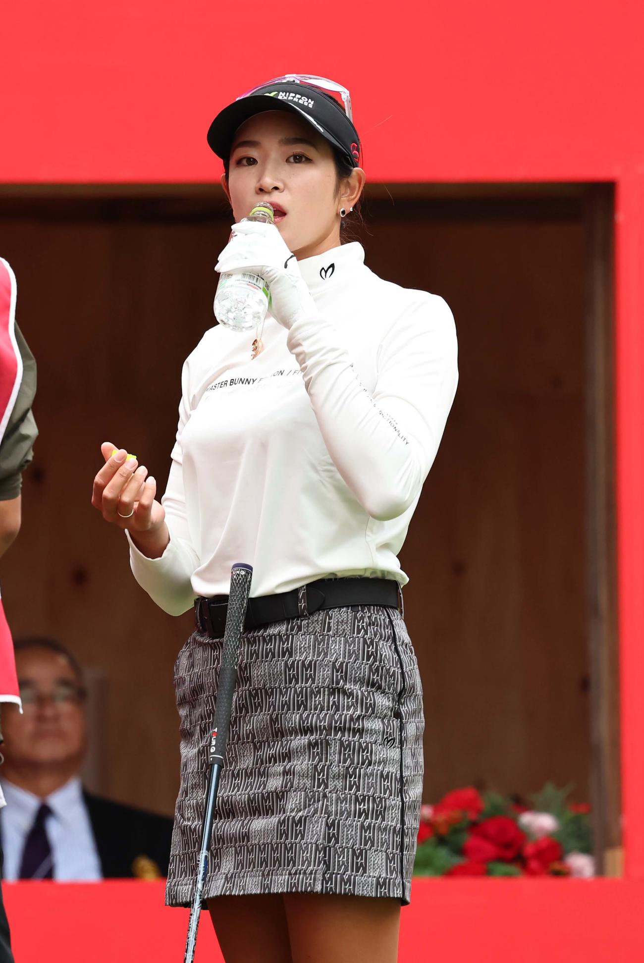 1番、スタート前に水分補給をする原英莉花（撮影・上田博志）