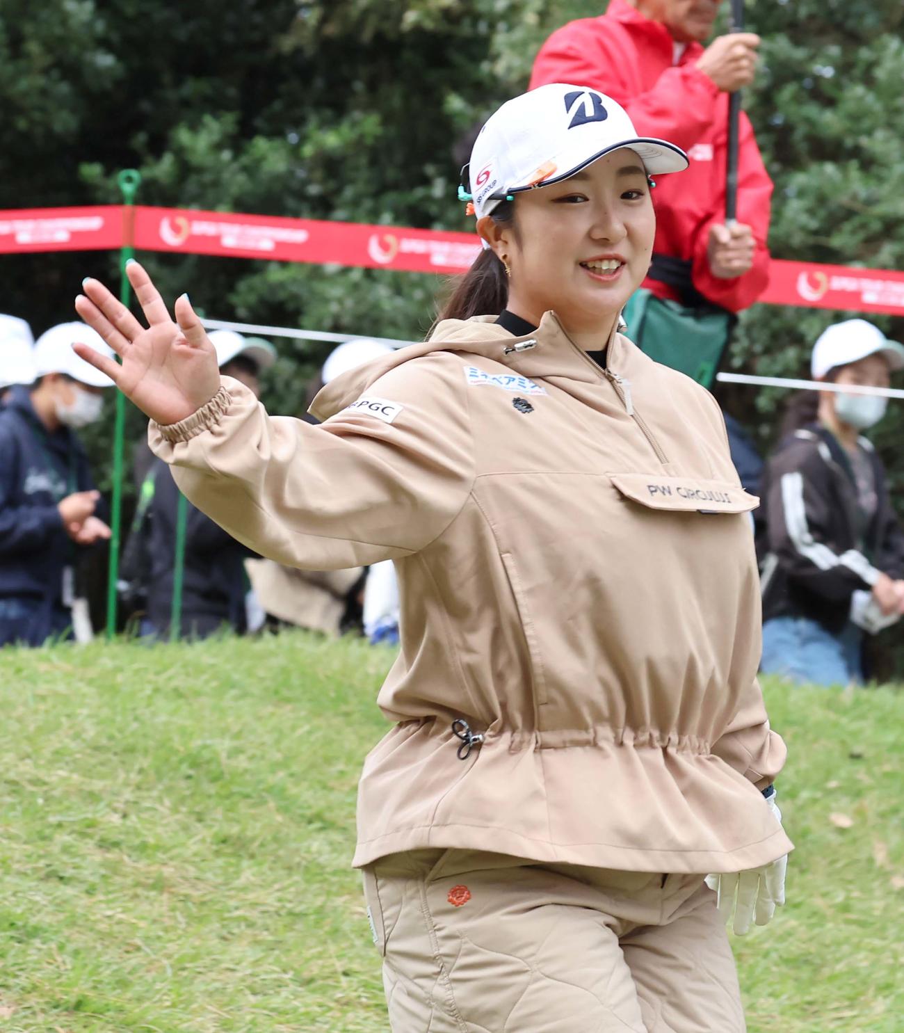 1番、ティーショットを放ち笑顔を見せる阿部（撮影・上田博志）