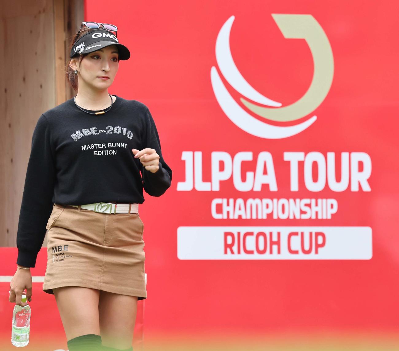 1番、ティーイングエリアに入る脇元華（撮影・上田博志）