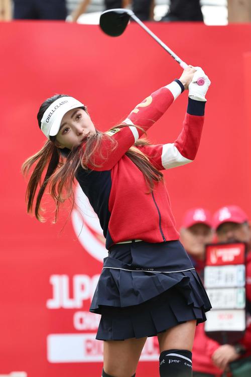 1番、ティーショットを放つ臼井（撮影・上田博志）