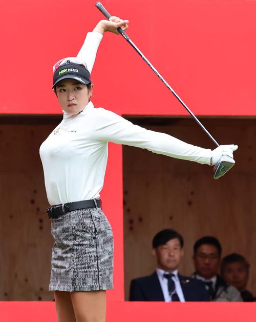 1番、クラブを使ってストレッチをする原英莉花（撮影・上田博志）