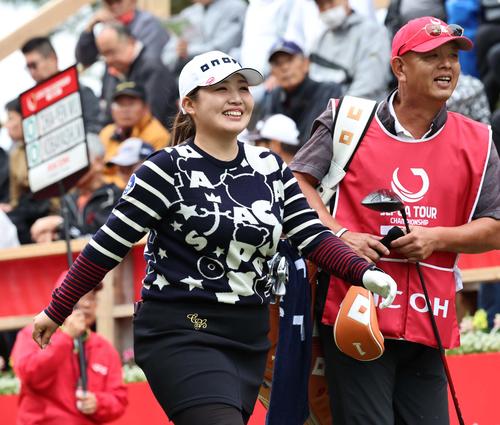 1番、ティーショットを放ち笑顔を見せる小林光希（撮影・上田博志）
