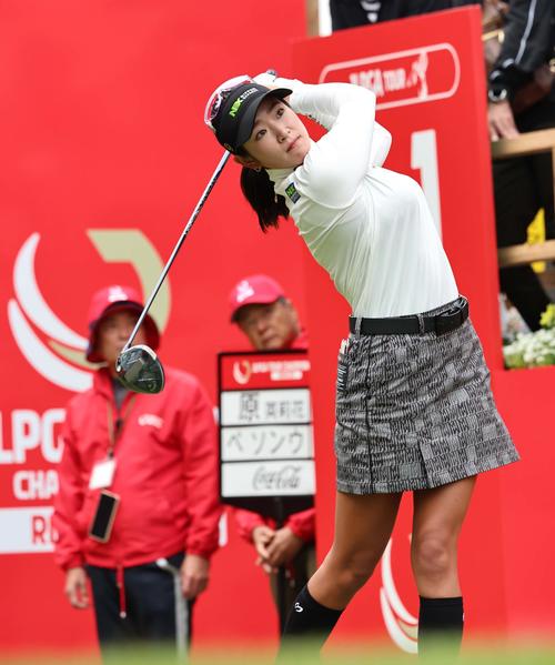 1番、ティーショットを放つ原英莉花（撮影・上田博志）