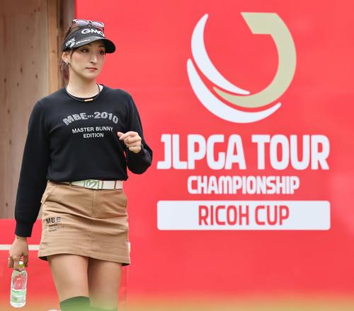 1番、ティーイングエリアに入る脇元華（撮影・上田博志）
