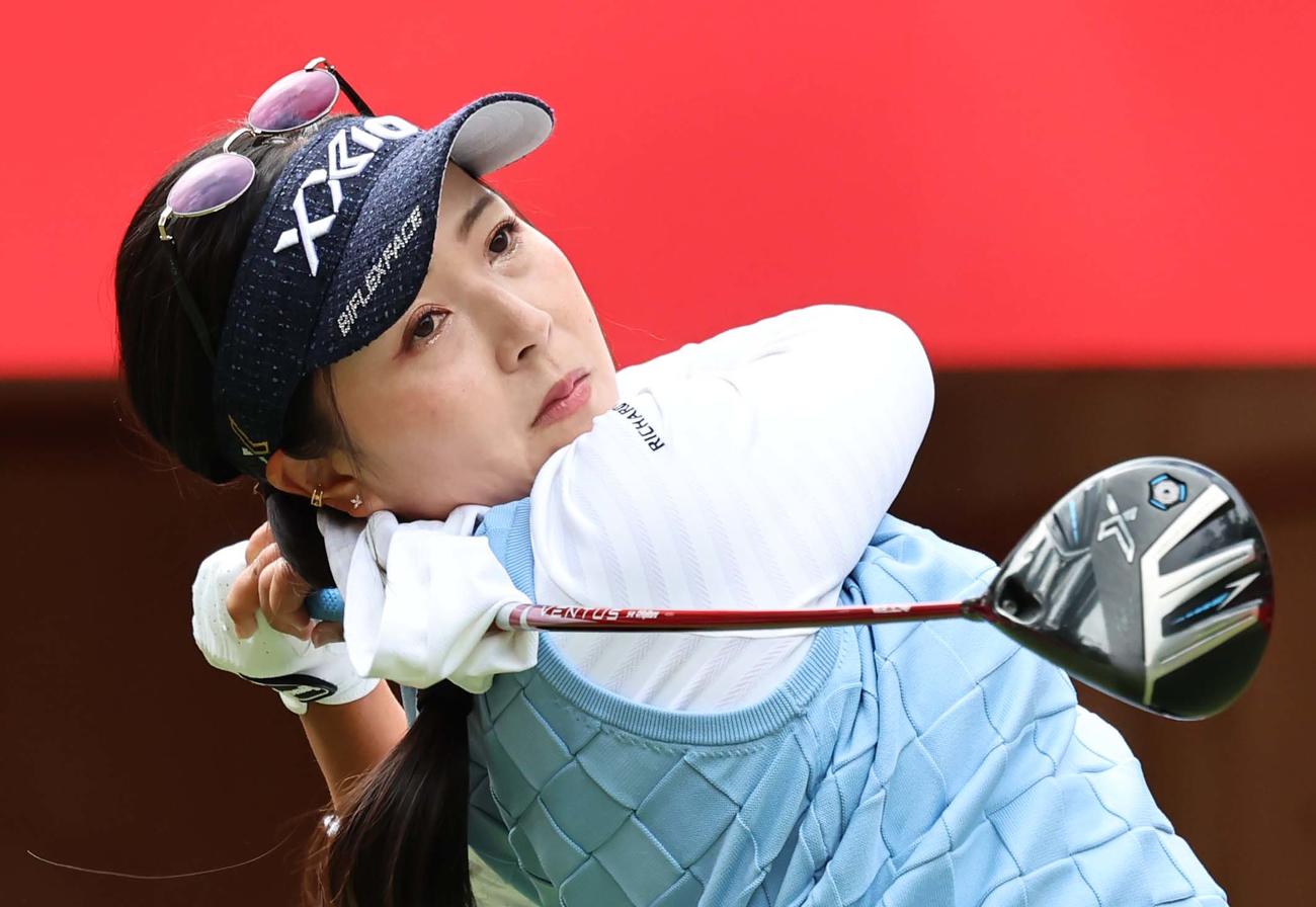 1番、ティーショットを放つ青木瀬令奈（撮影・上田博志）