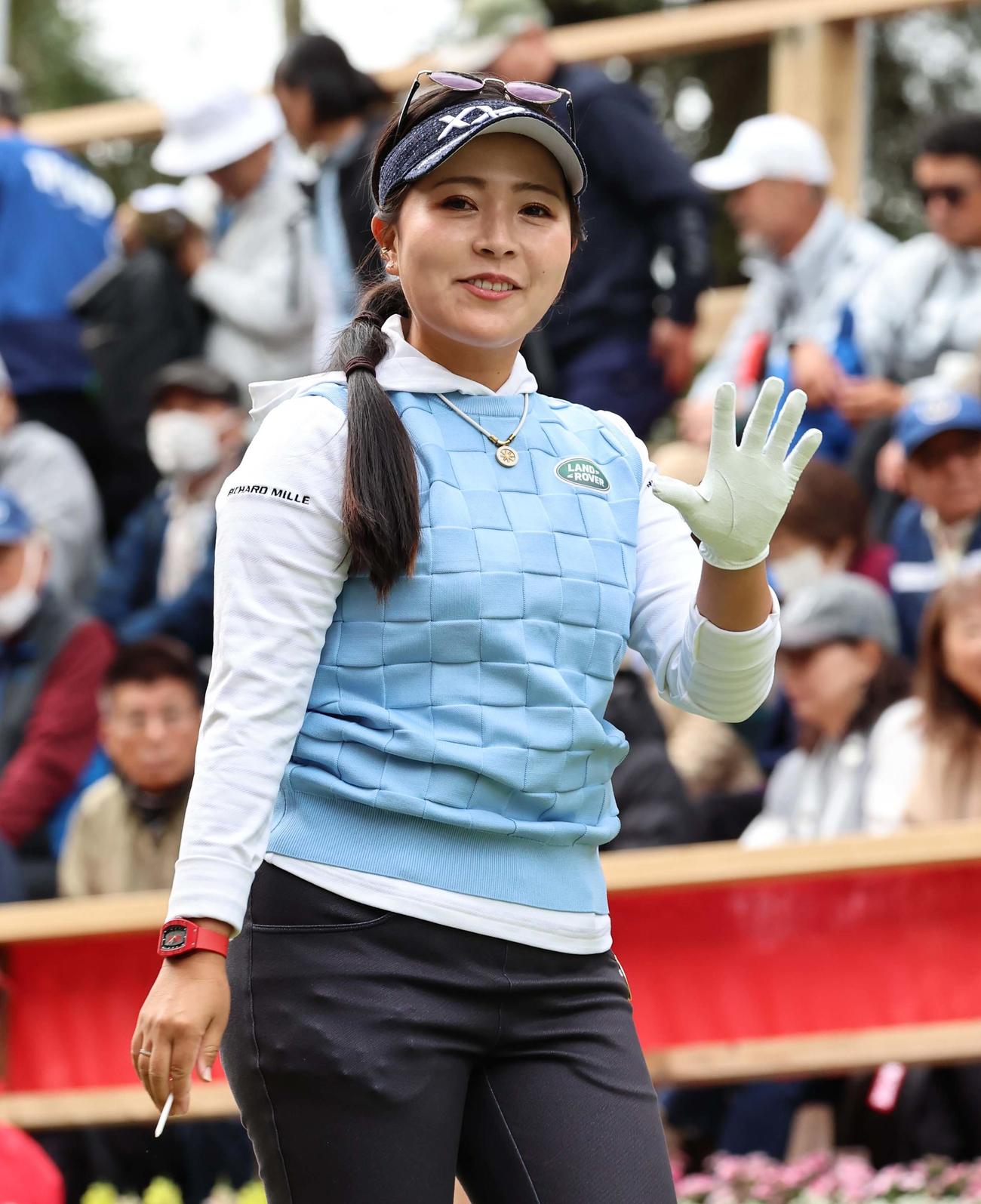 1番、ティーショットを放った青木瀬令奈は笑顔を見せる（撮影・上田博志）
