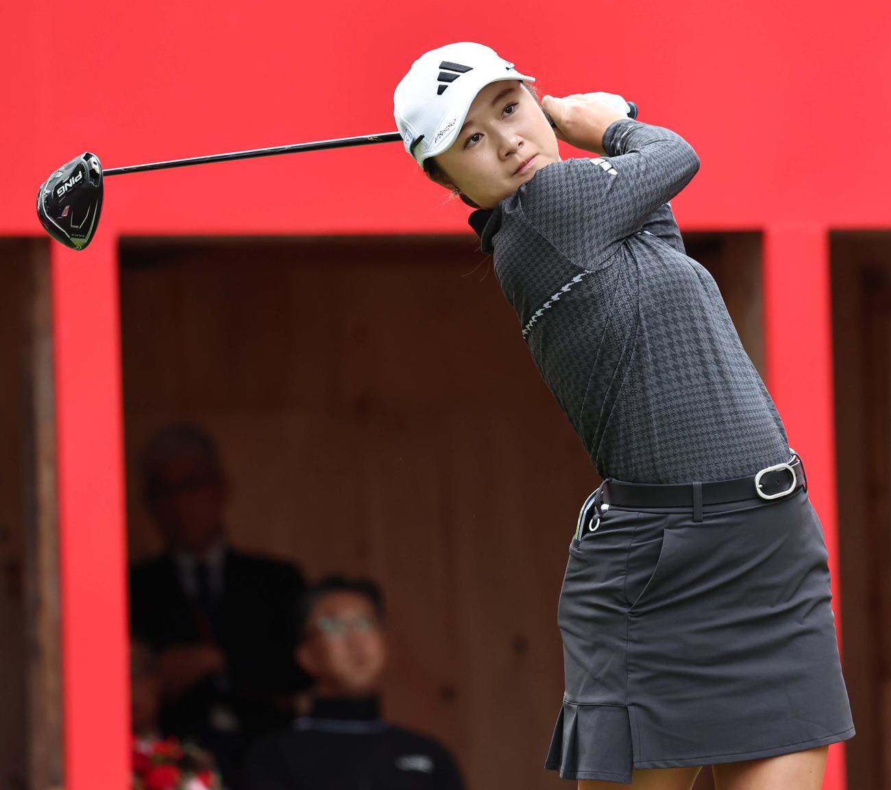 1番、ティーショットを放つ森田遥（撮影・上田博志）