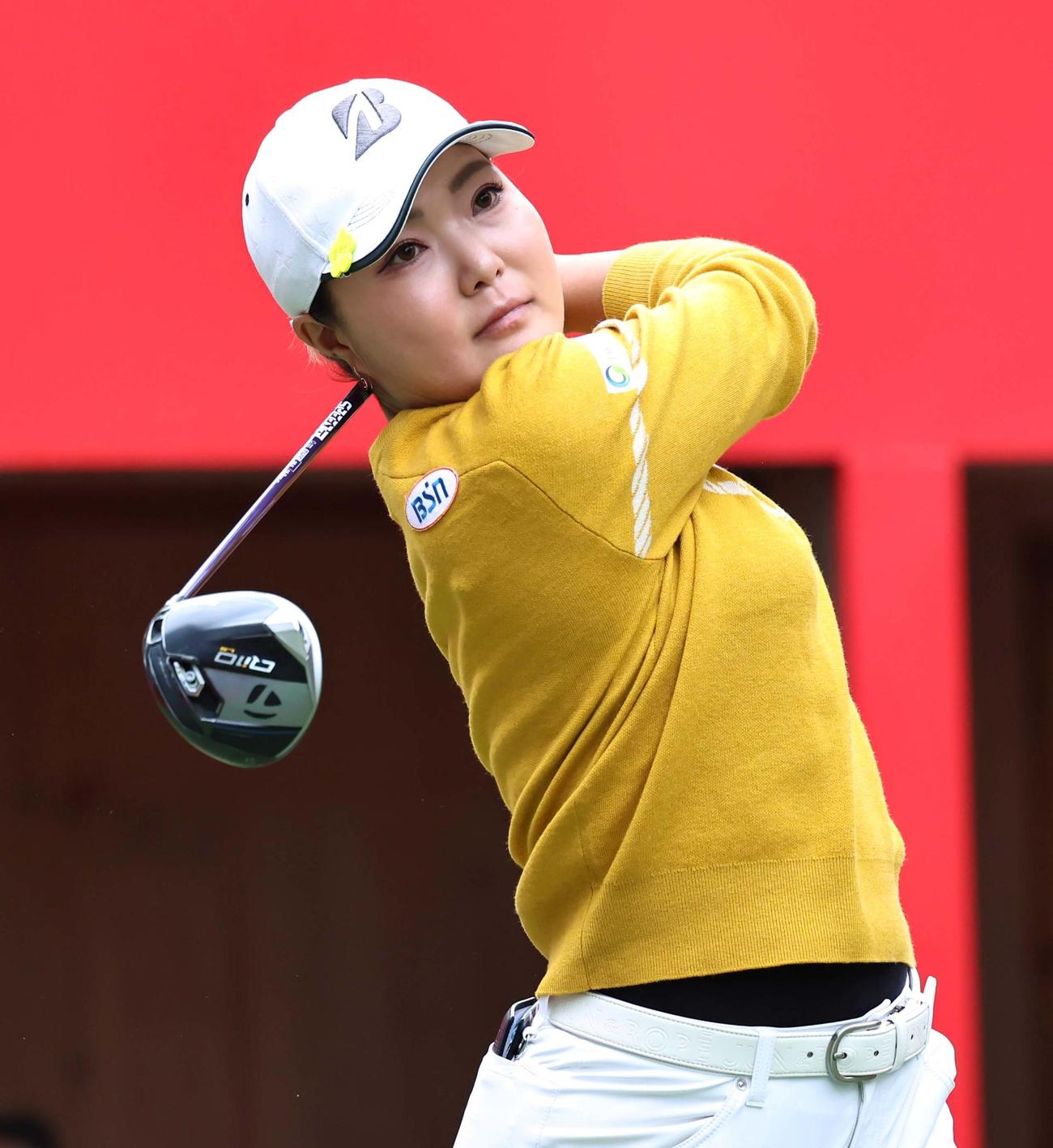 1番、ティーショットを放つ高橋彩華（撮影・上田博志）