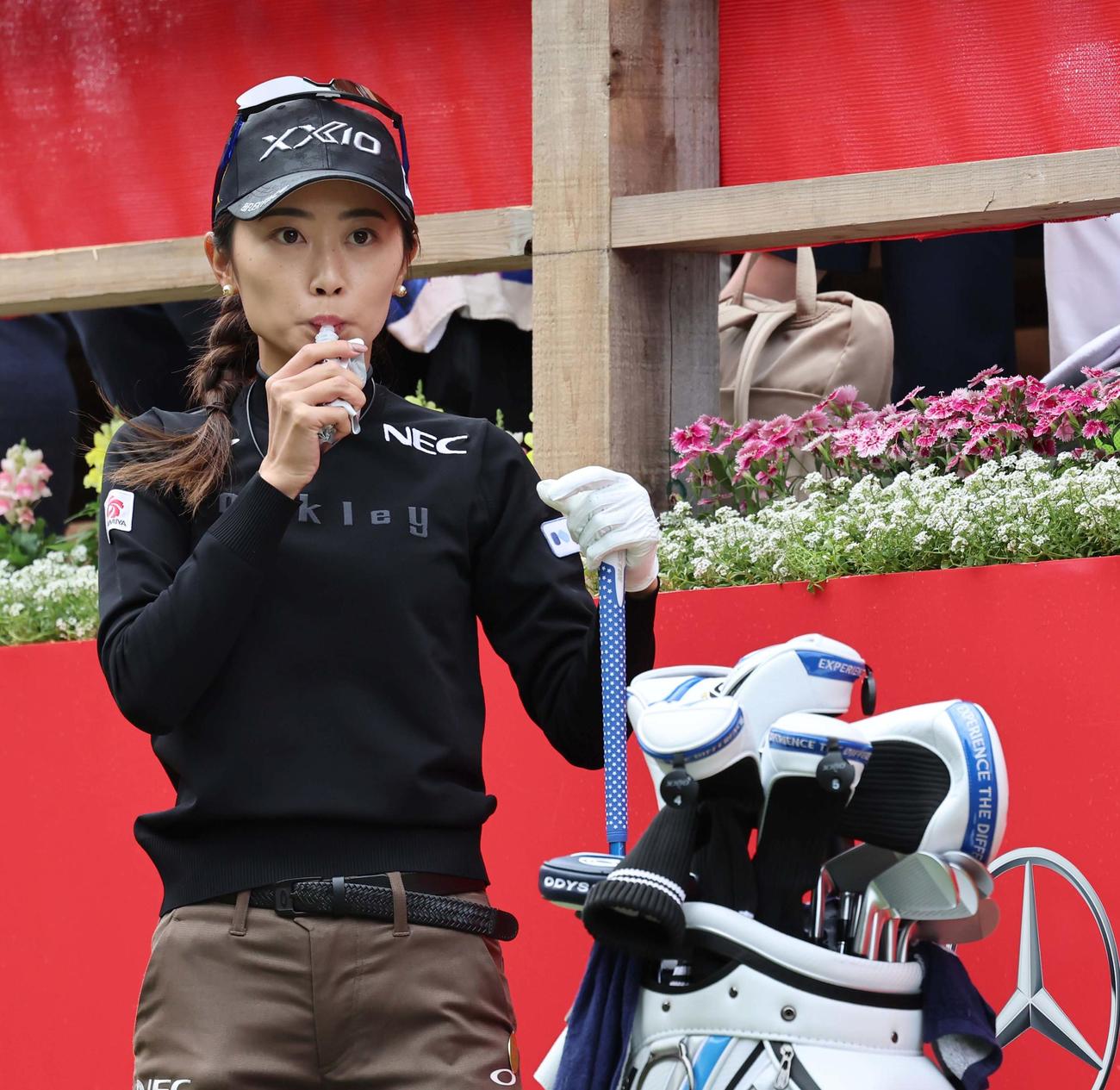 1番、スタート前に栄養補給する安田祐香（撮影・上田博志）