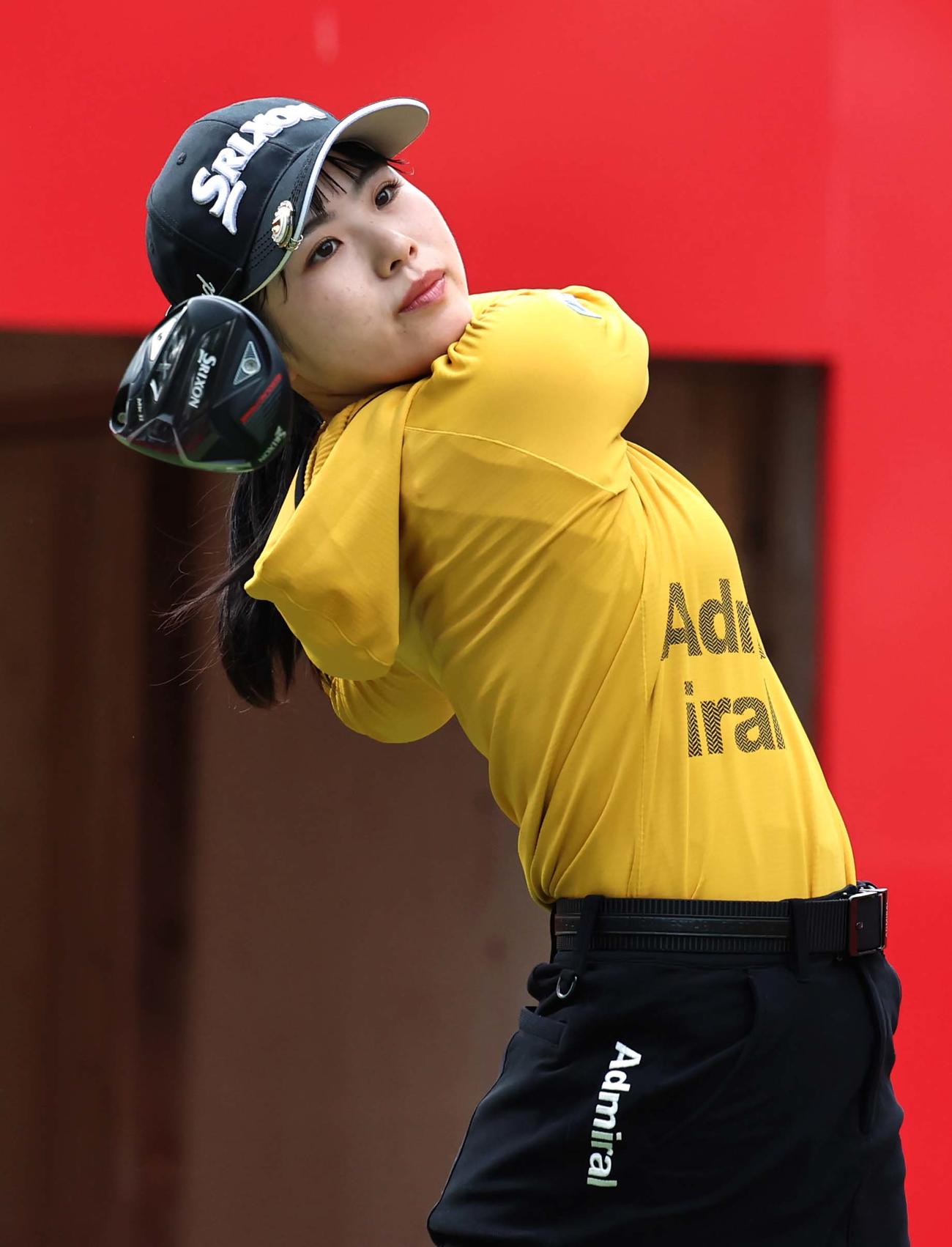 1番、ティーショットを放つ尾関彩美悠（撮影・上田博志）