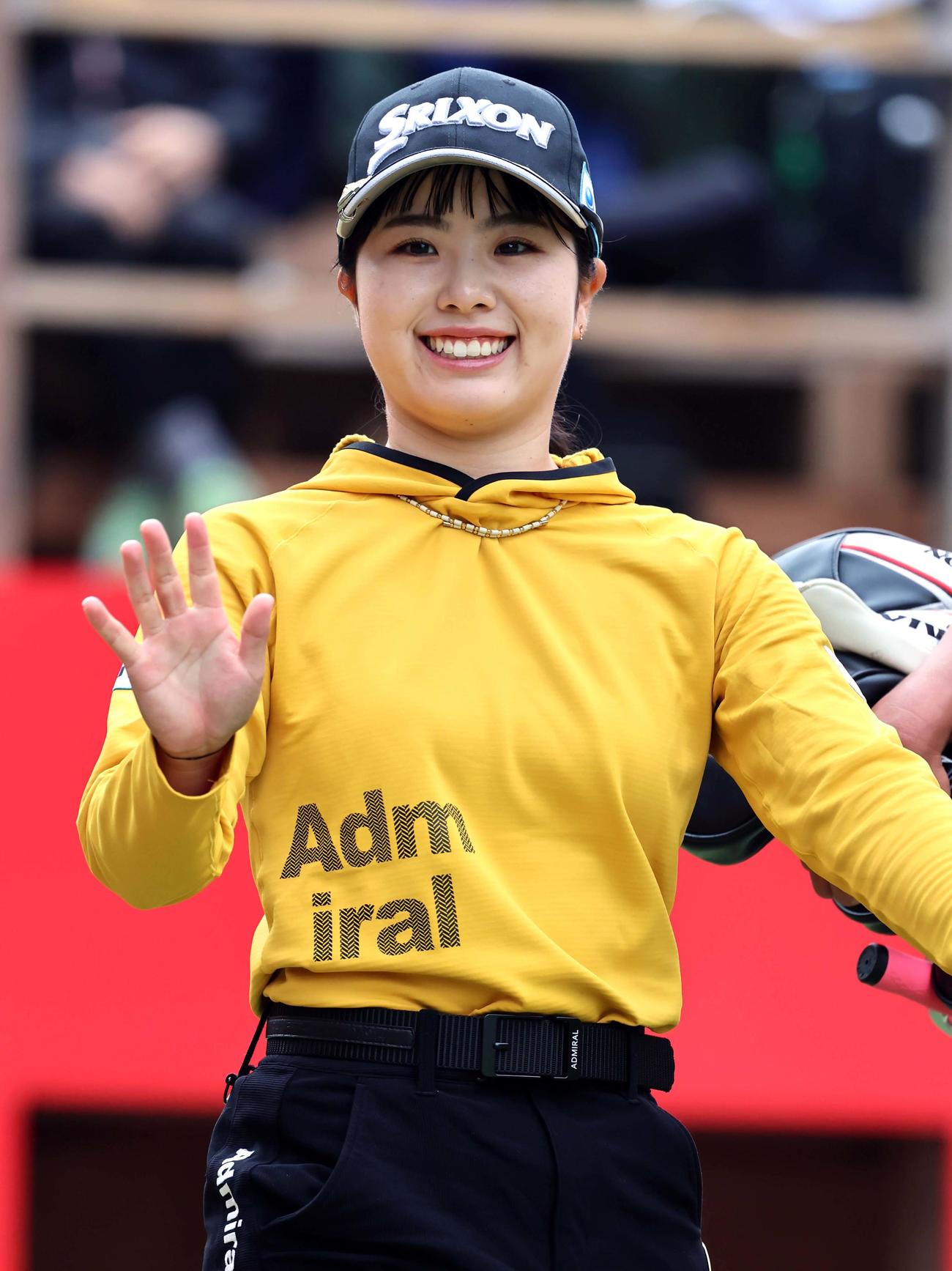 1番、ティーショットを放ち笑顔を見せる尾関彩美悠（撮影・上田博志）