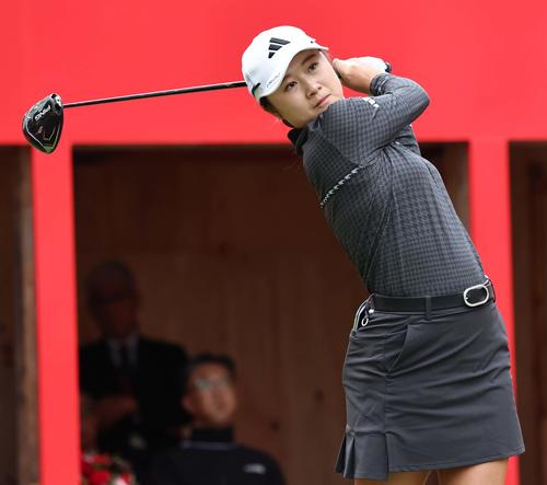 1番、ティーショットを放つ森田遥（撮影・上田博志）