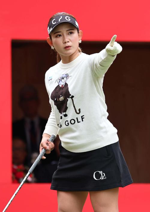 1番、フェアーウエイを指さす吉本ひかる（撮影・上田博志）