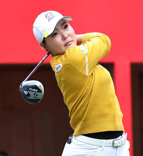 1番、ティーショットを放つ高橋彩華（撮影・上田博志）