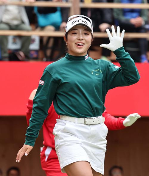 1番、ティーショットを放ち笑顔を見せる佐久間朱莉（撮影・上田博志）