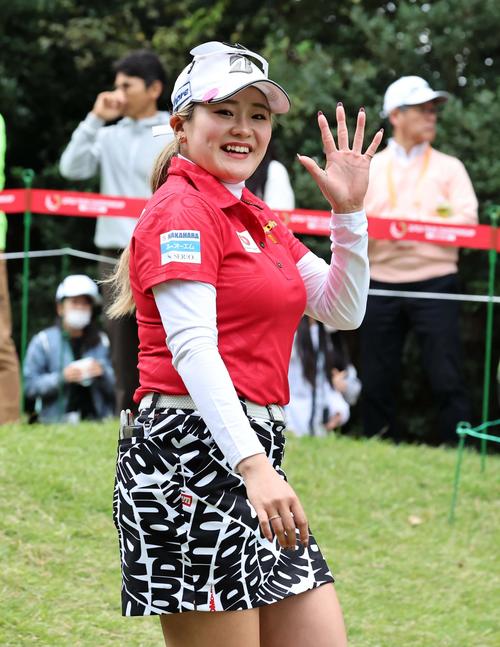 1番、ティーショットを放ち笑顔を見せる桑木志帆（撮影・上田博志）
