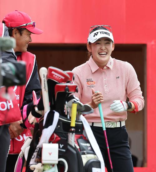 1番、ティーイングエリアで笑顔を見せる岩井千怜（撮影・上田博志）