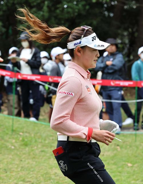 1番、ポニーテールをなびかせセカンドへ向かう岩井千怜（撮影・上田博志）