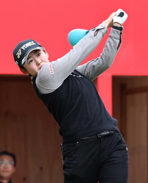 1番、ティーショットを放つ岩井明愛（撮影・上田博志）