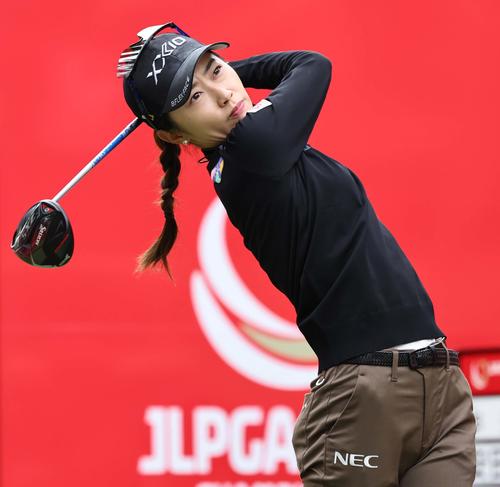 1番、ティーショットを放つ安田祐香（撮影・上田博志）