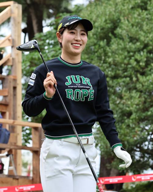 1番、ティーショットを放ち笑顔を見せる蛭田みな美（撮影・上田博志）