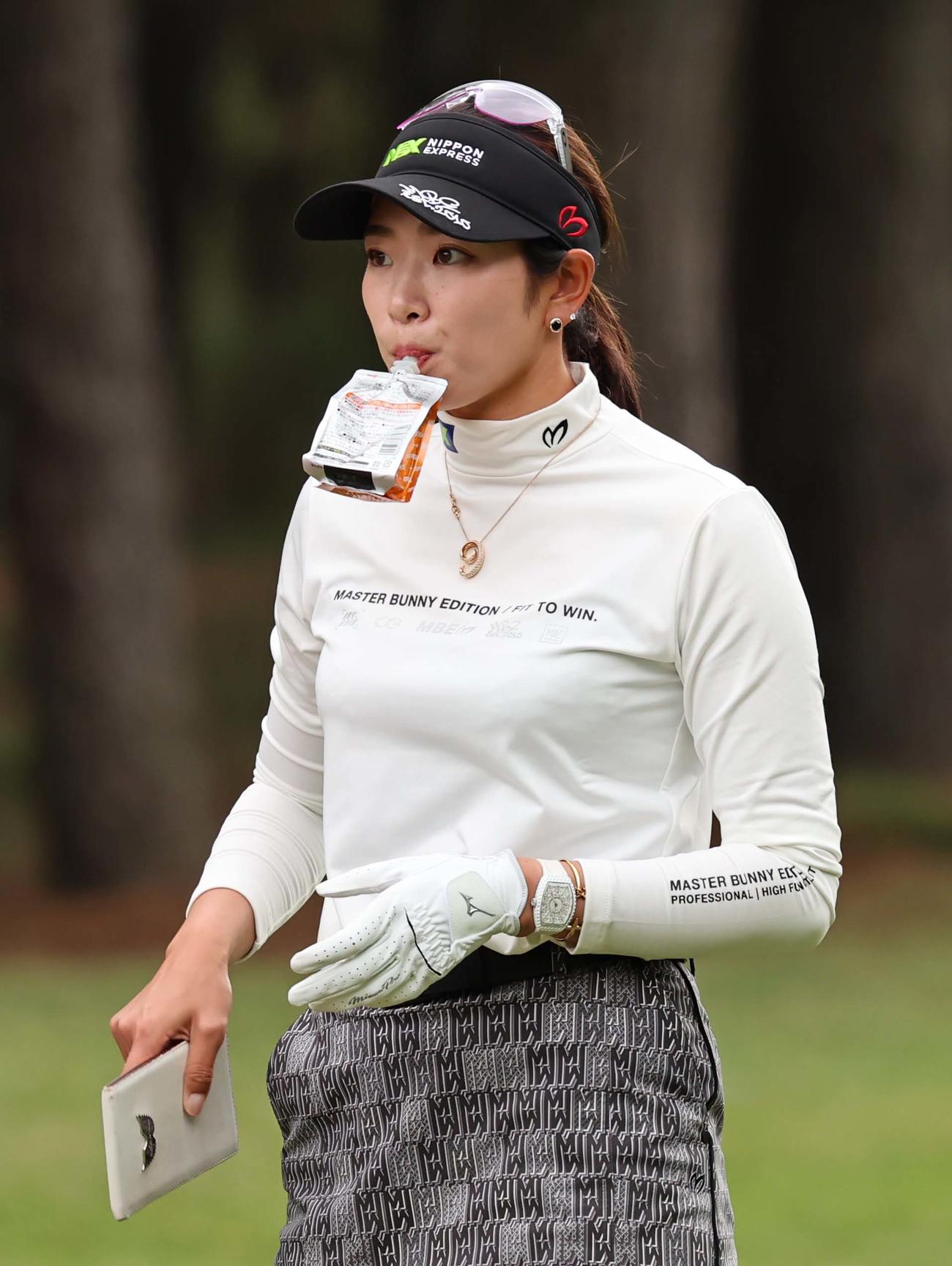 14番、栄養補給をする原（撮影・上田博志）