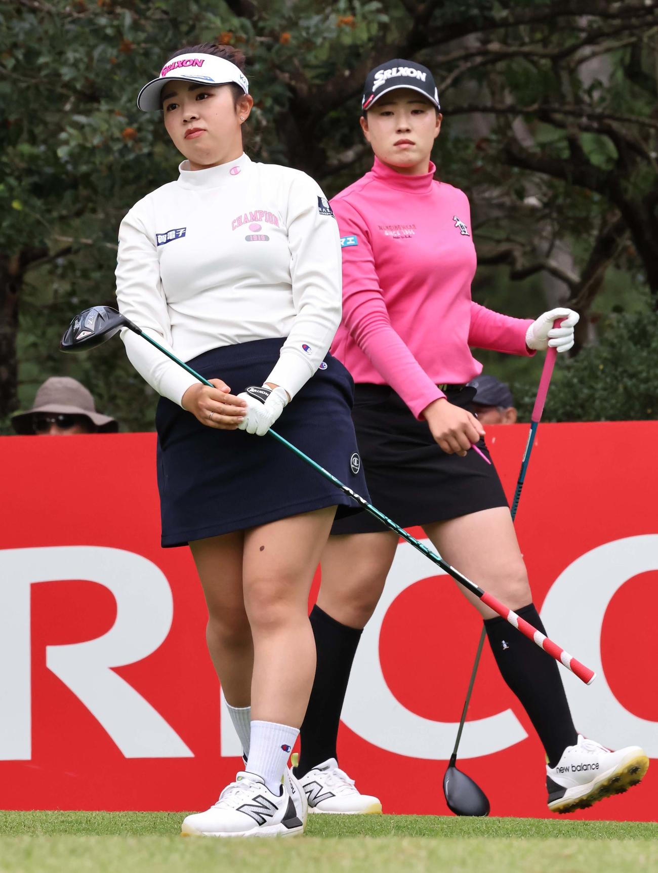 9番、ティーショットを放つ山下。右は竹田（撮影・上田博志）
