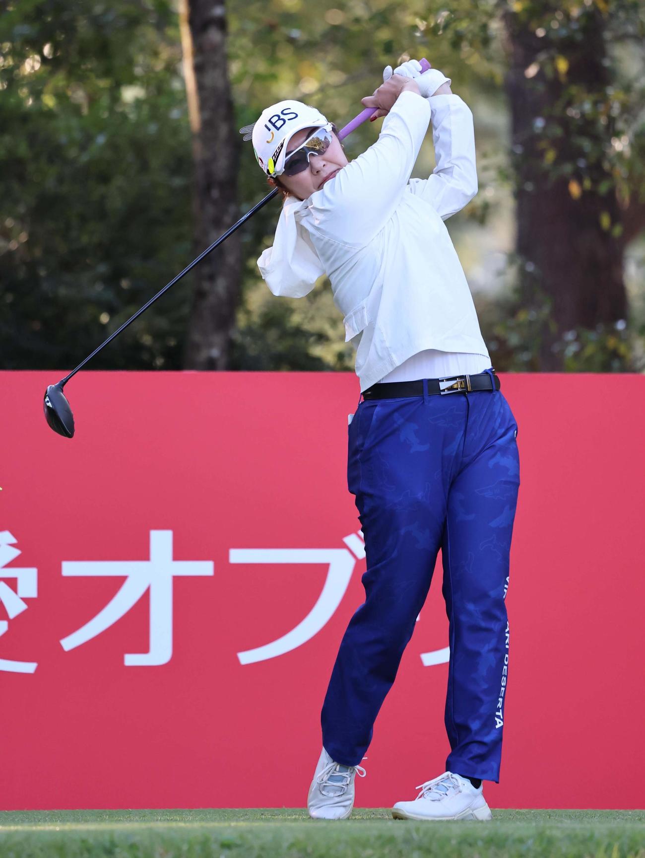 2番、ティーショットを放ち笑顔を見せる藤田さいき（撮影・上田博志）