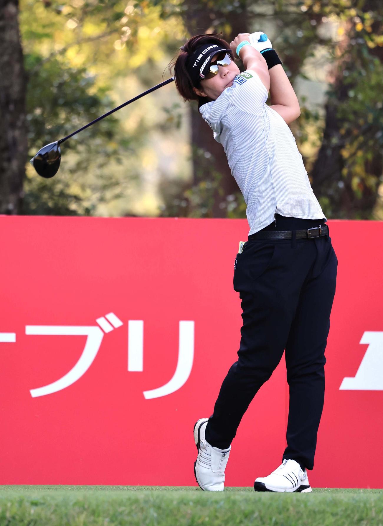2番、ティーショットを放つ穴井詩（撮影・上田博志）