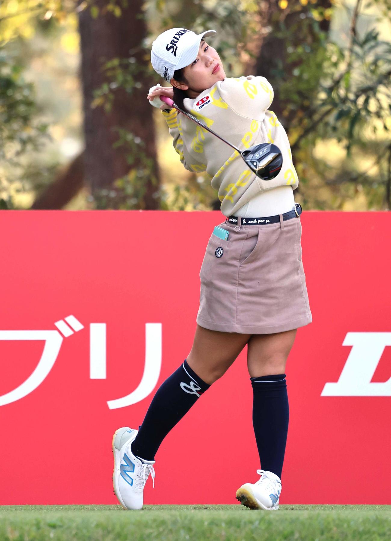 2番、ティーショットを放つ桜井心那（撮影・上田博志）
