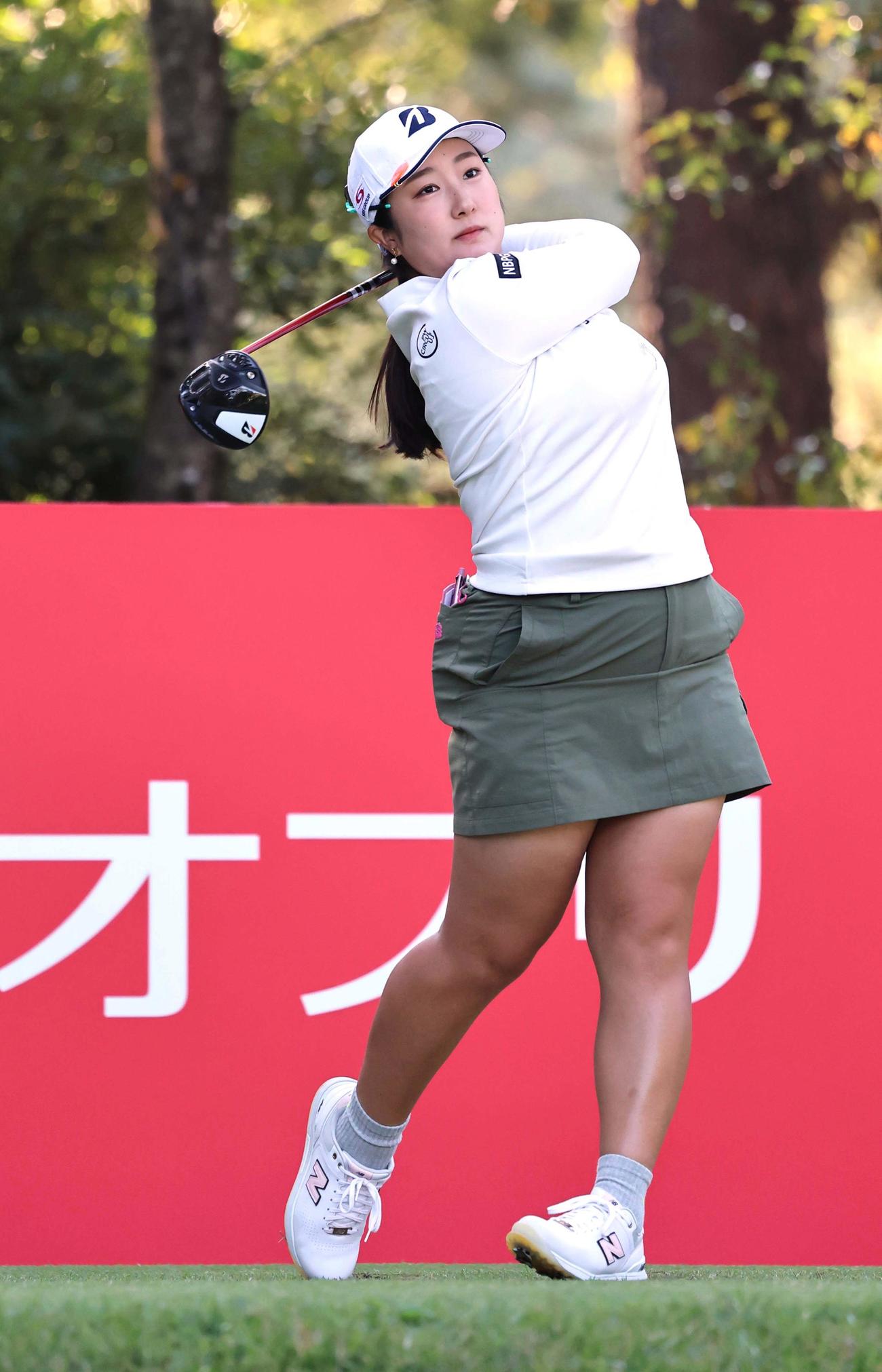 2番、ティーショットを放つ阿部未悠（撮影・上田博志）