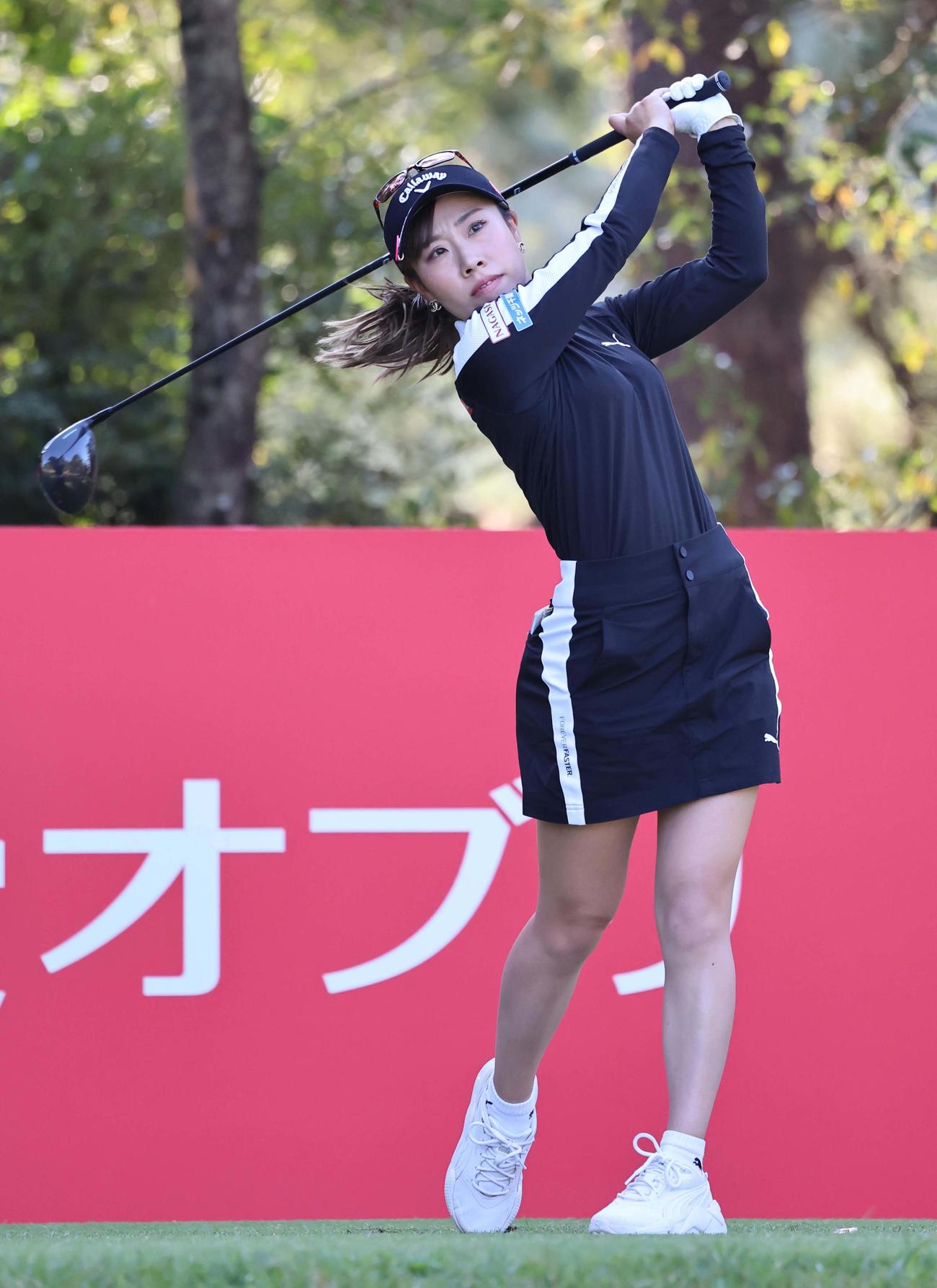 2番、ティーショットを放つ木村彩子（撮影・上田博志）