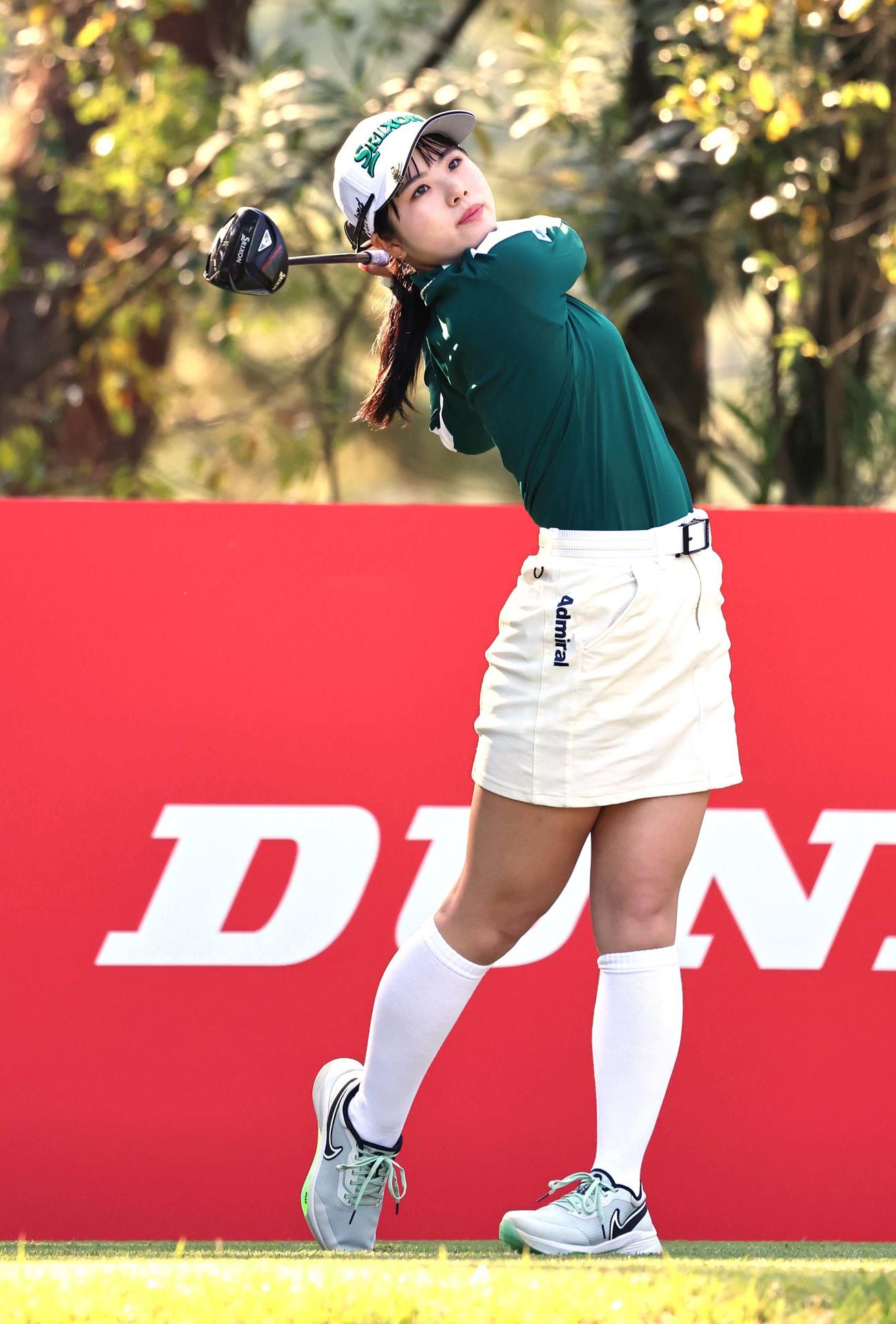 2番、ティーショットを放つ尾関彩美悠（撮影・上田博志）