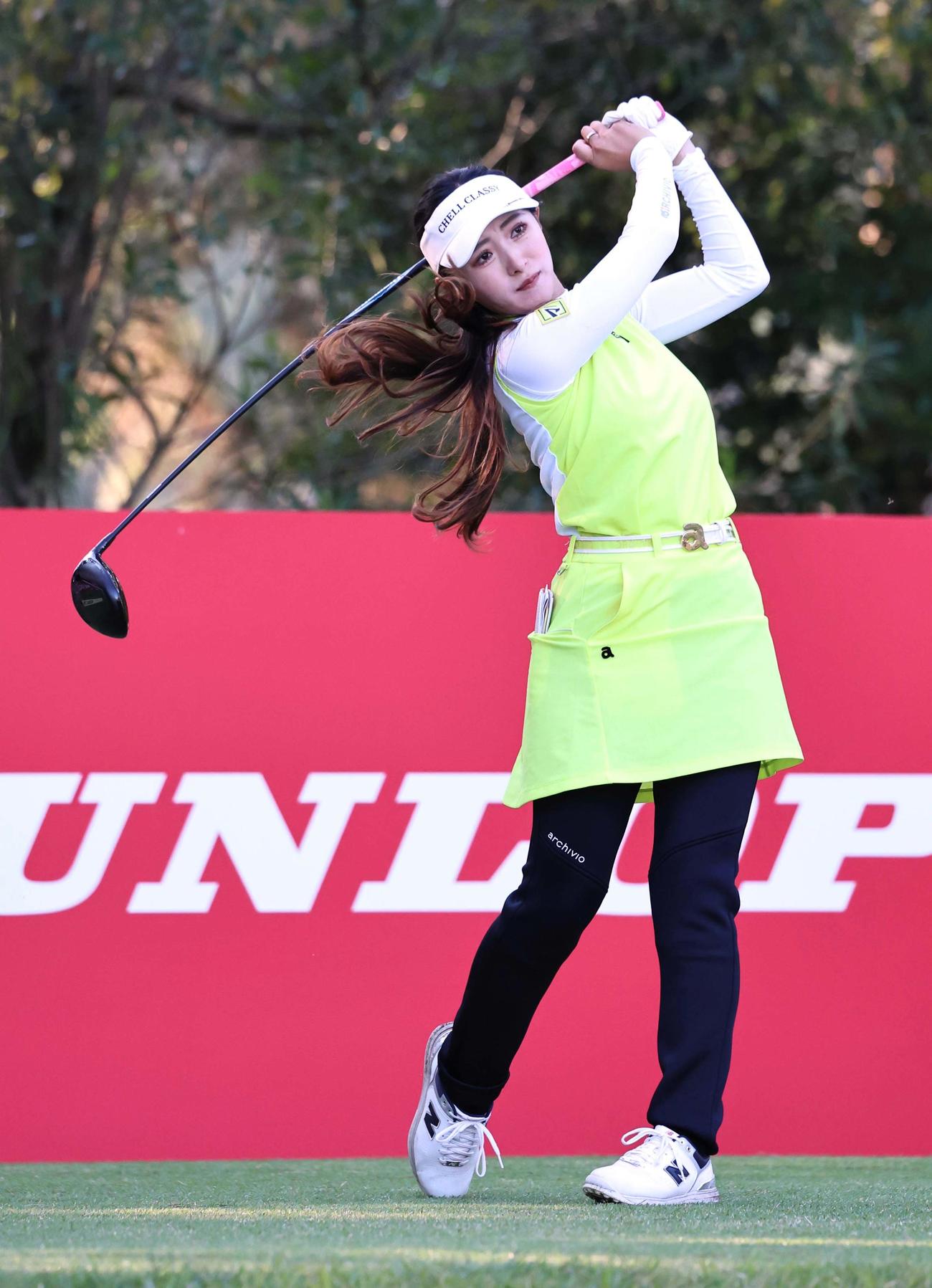 2番、ティーショットを放つ臼井麗香（撮影・上田博志）