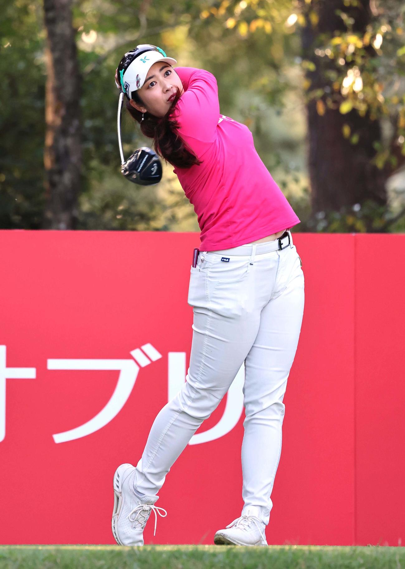 2番、ティーショットを放つ天本ハルカ（撮影・上田博志）
