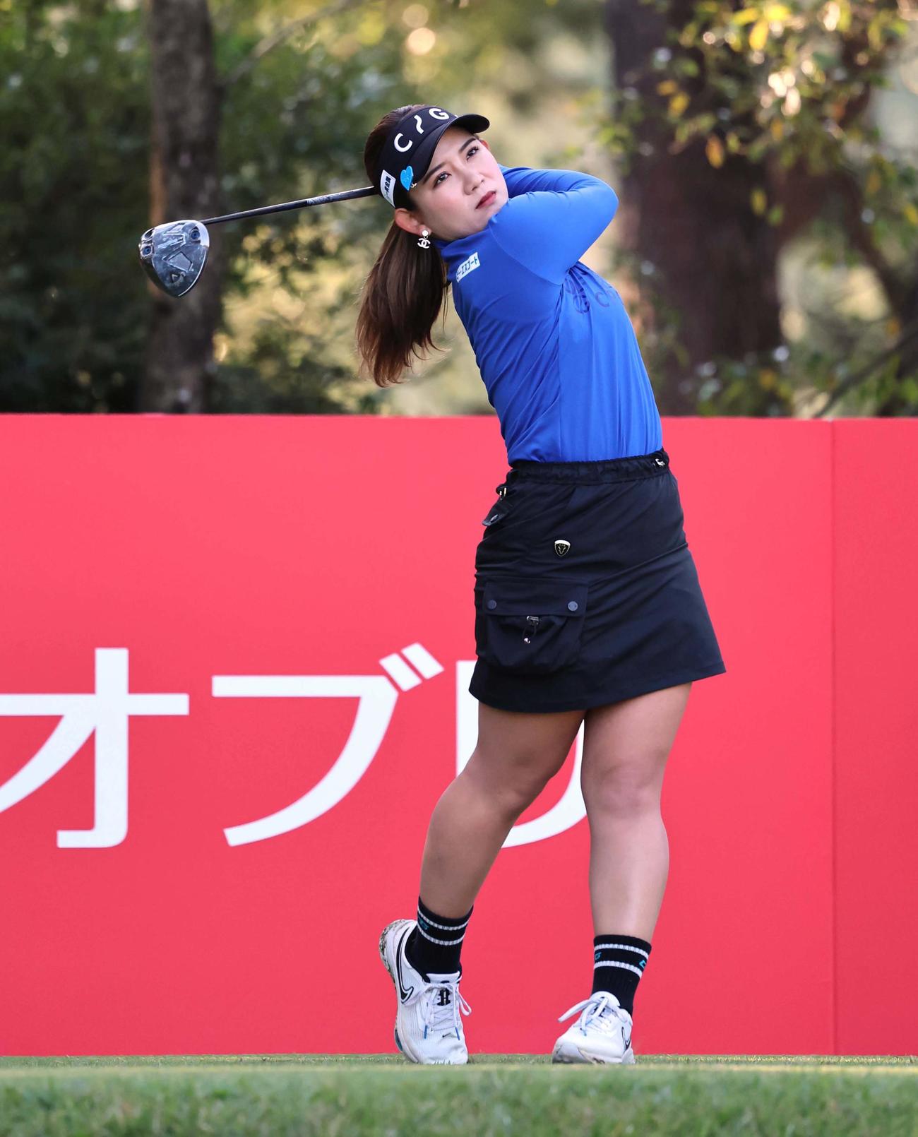 2番、ティーショットを放つ吉本ひかる（撮影・上田博志）