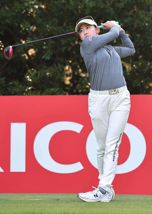 2番、ティーショットを放つ岩井千怜（撮影・上田博志）